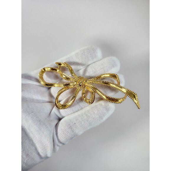 Vintage TRIFARI Gold-Tone Bow-Shaped Brooch Pin With Textured Detailing & Secure - Picture 4 of 7